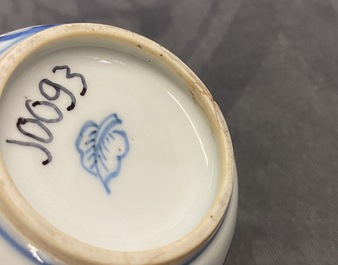 Une bo&icirc;te &agrave; th&eacute; couverte en porcelaine de Chine en bleu et blanc, Kangxi